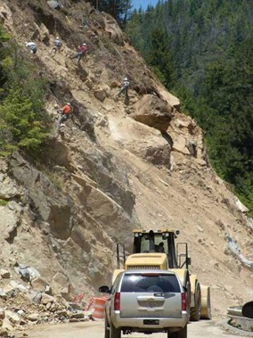 Loose Rock Removal by Hand Scaling. Courtesy of FHWA