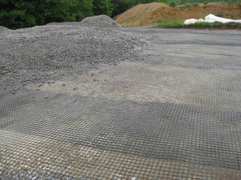 CSE fill placement to tension the geosynthetic. (Courtesy of Joel Sloan). CSE fill placement to tension the geosynthetic. (Courtesy of Joel Sloan).