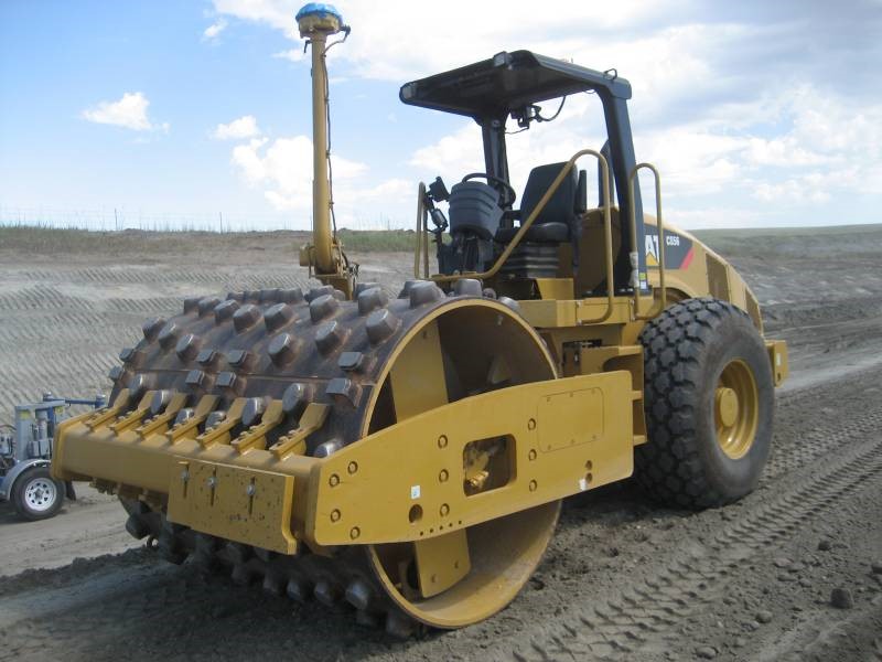 Caterpillar CS563 smooth drum vibratory roller with CMV and MDP measurement technologies (top), and Caterpillar CP56 padfoot roller with MDP measurement technology. (Courtesy of David White and Pavana Vennapusa of Iowa State University.) Caterpillar CS563 smooth drum vibratory roller with CMV and MDP measurement technologies (top), and Caterpillar CP56 padfoot roller with MDP measurement technology. (Courtesy of David White and Pavana Vennapusa of Iowa State University.)