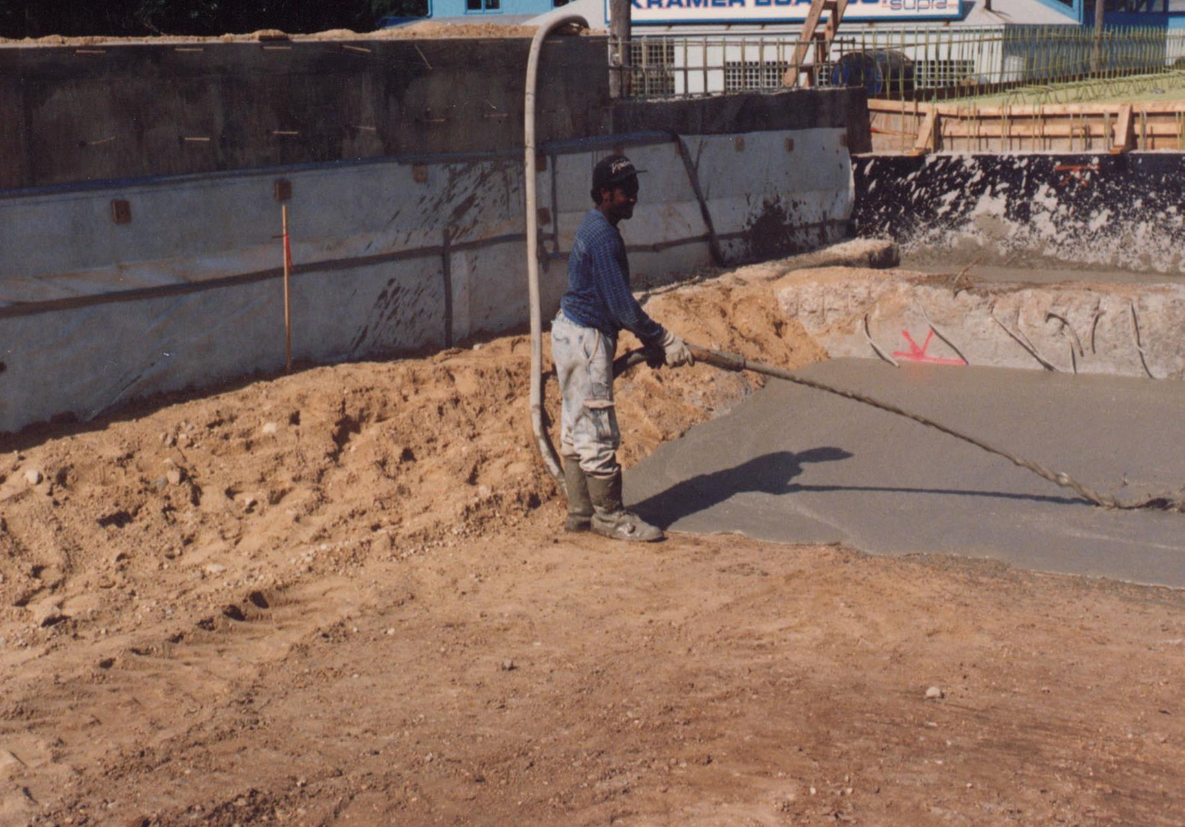 Placement of cellular concrete. Courtesy of FHWA. Placement of cellular concrete. Courtesy of FHWA.