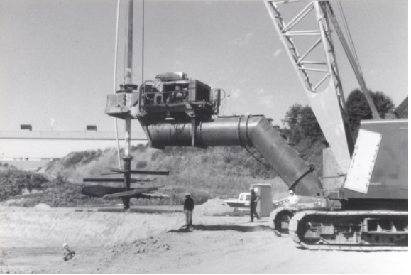 Crane-mounted shallow soil mixing auger system. From Broomhead and Jasperse (1992). Crane-mounted shallow soil mixing auger system. From Broomhead and Jasperse (1992).