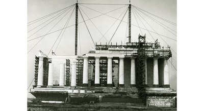 Black and white photograph of Lincoln Memorial superstructure under construction. The pillars are in place and the pediment is about half completed.